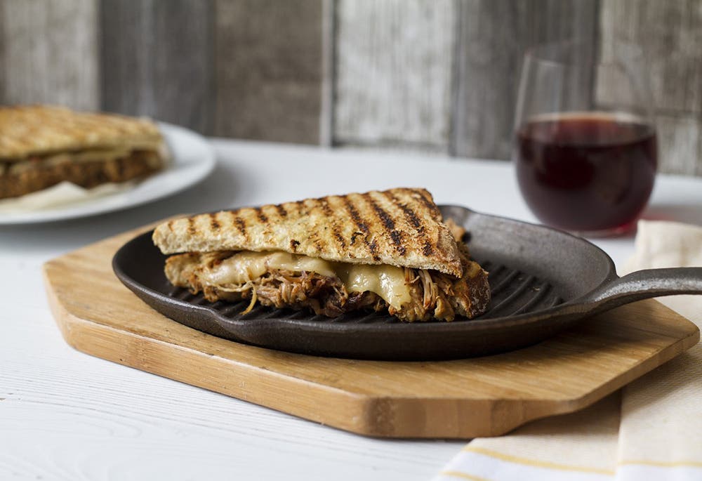 Grilled Cheese à l'effiloché de porc, Dijon et cheddar fort