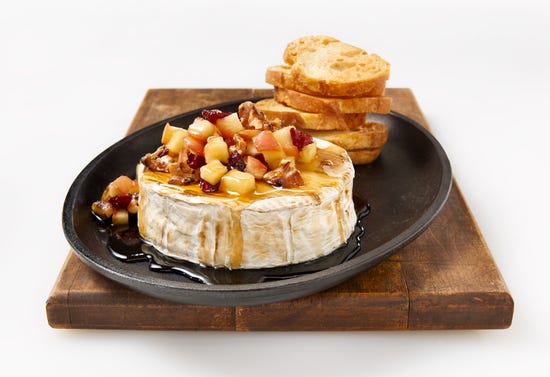 Brie with maple syrup, apples and walnuts