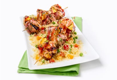Brochettes of grilled pork and peaches