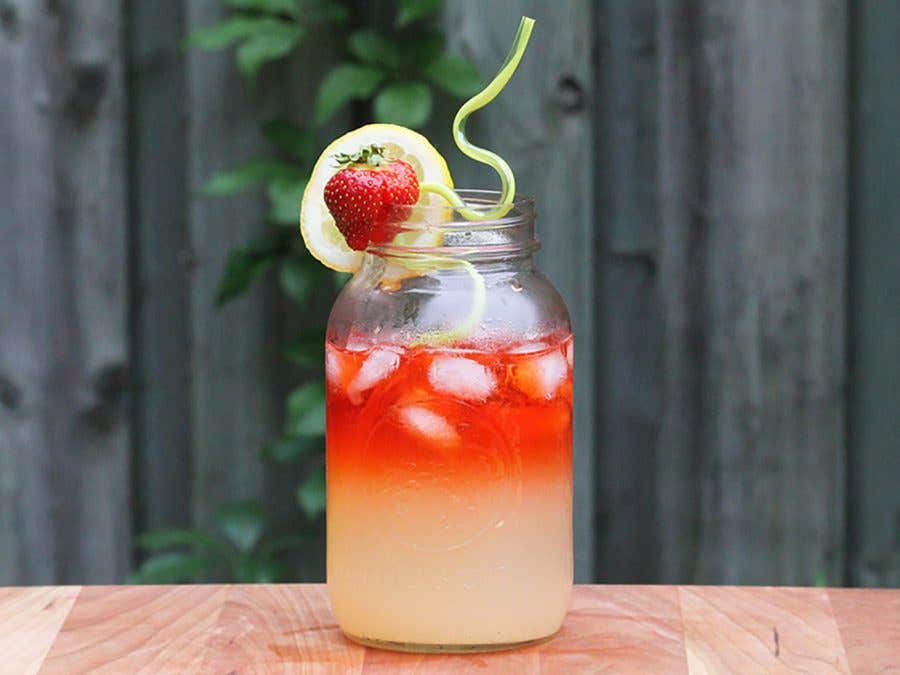 Limonade-vodka à la fraise