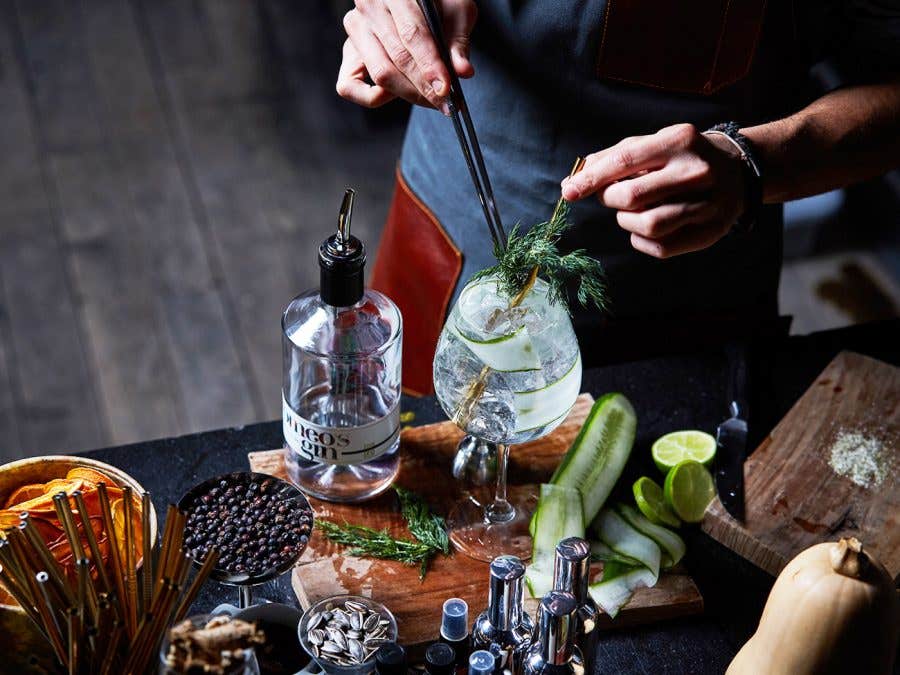 Un cocktail de gin en préparation