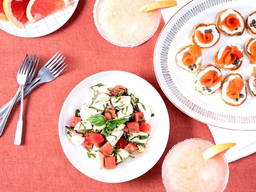 Assiettes de blinis au saumon fumé et bocconcinis et melon d'eau 