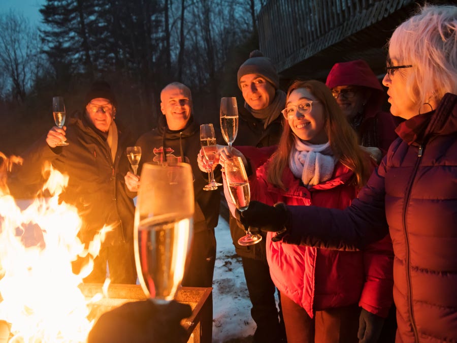 famille prenant l'apero dehors