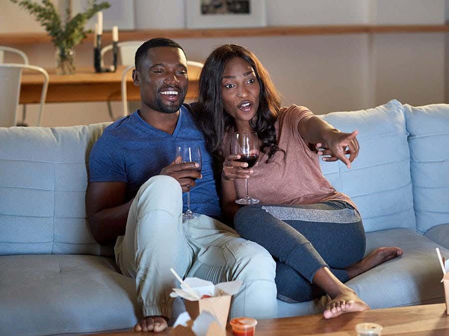 Couple avec un verre de vin