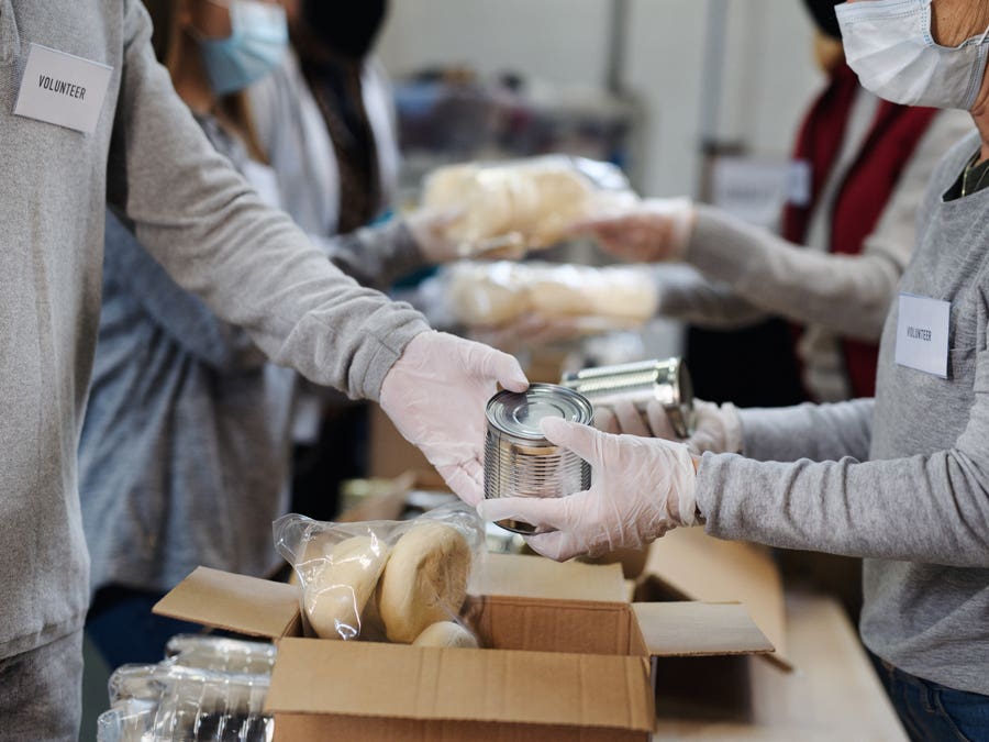 Volontaires dans une Banque alimentaire.