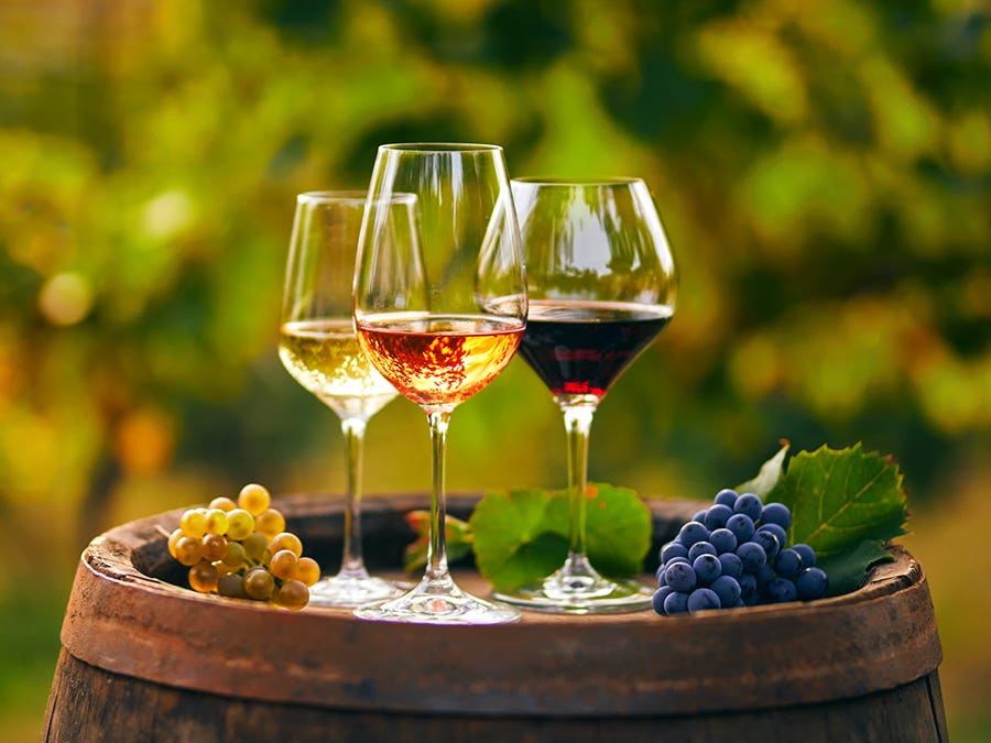 Trois verres de vin, rouge, blanc et rosé