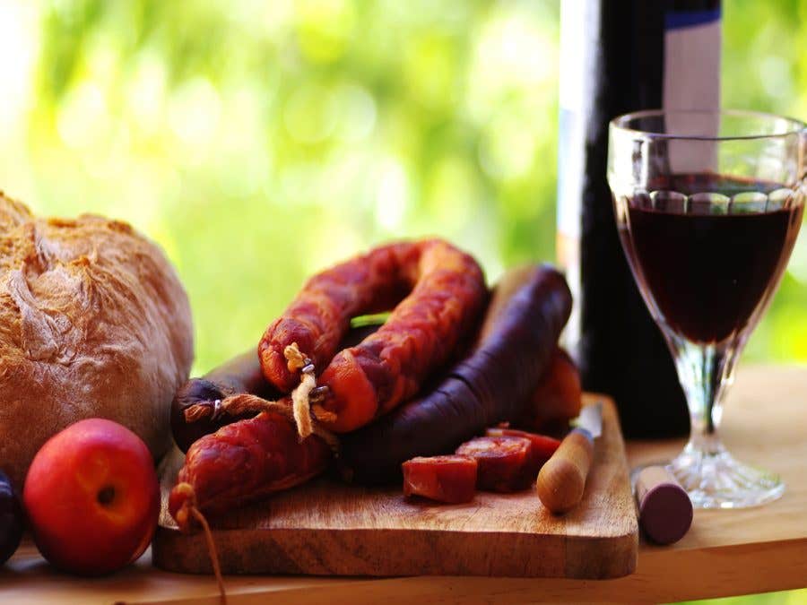 Assiette de mets portugais et vin rouge.