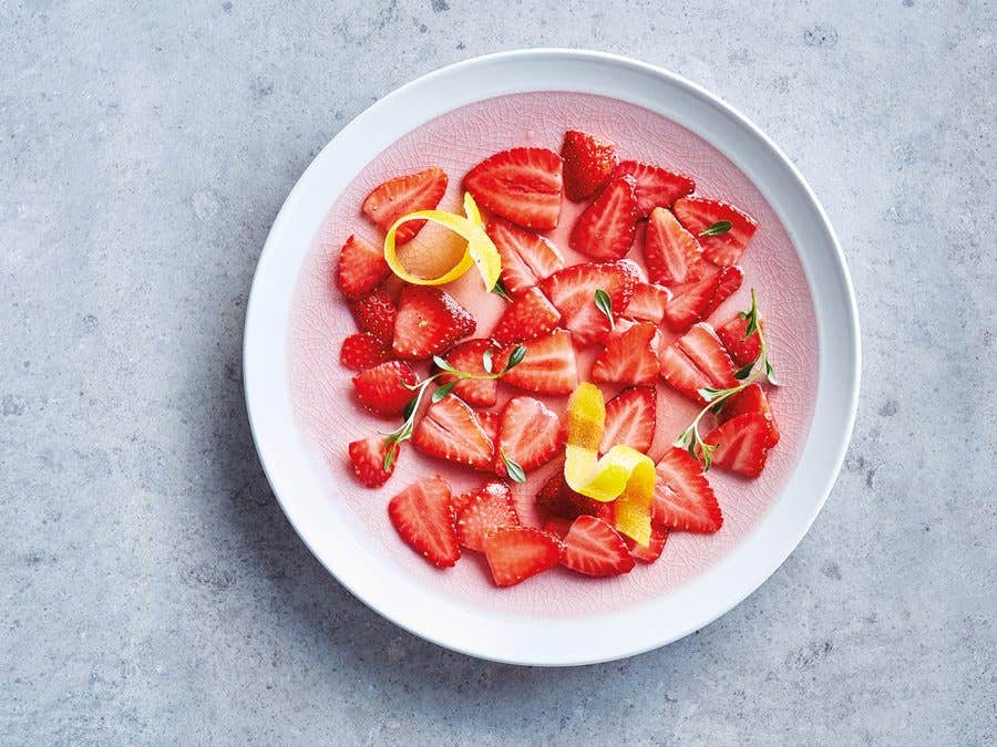 Assiette de fraises tranchées