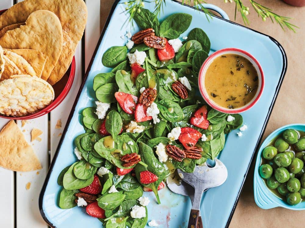 salade d'épinards et fraises dans une assiette