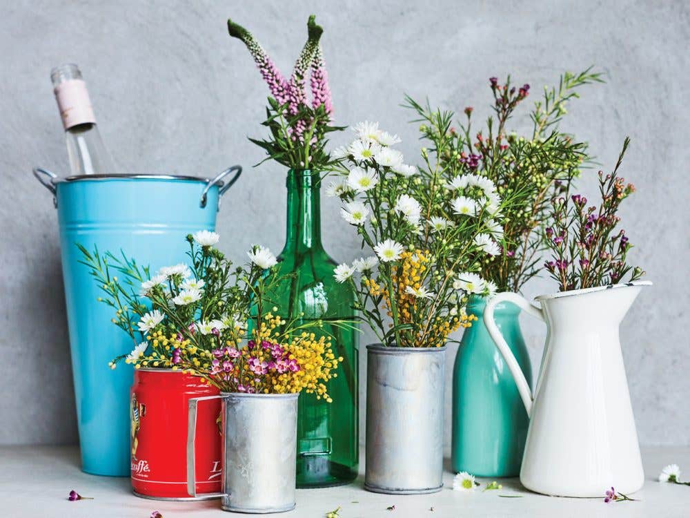 bouquets dans des pots et bouteilles récupérées