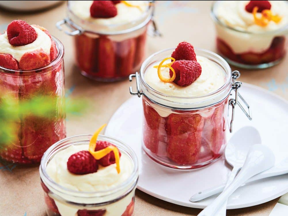 tiramisu aux framboises dans des pots mason et de confitures