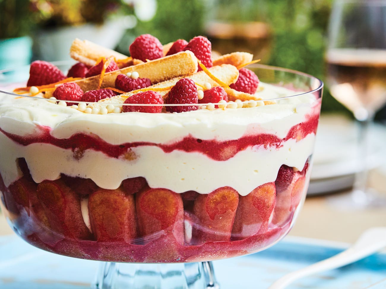 tiramisu aux framboises dans un moule à bagatelle