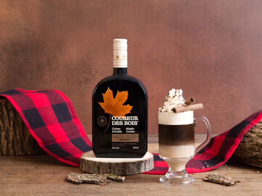 crème à l'érable courreur des bois cocktail spiritueux ungava Bouteille de crème à l'érable courreur des bois et cocktail chaud avec crème fouettée