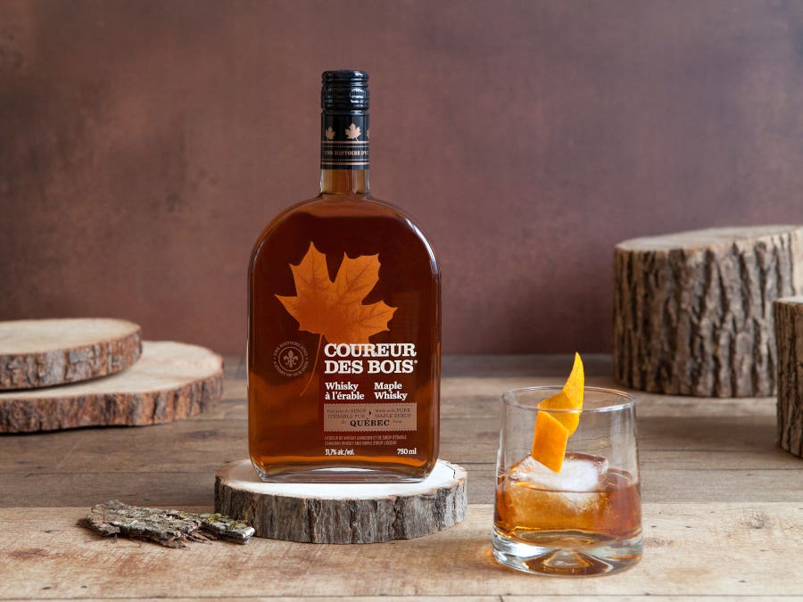 Bouteille de whisky à l'érable Courreur des bois et cocktail