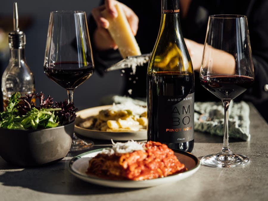 Vin rouge Ambo Nero et plat de pâtes Vin rouge Ambo Nero et plat de pâtes