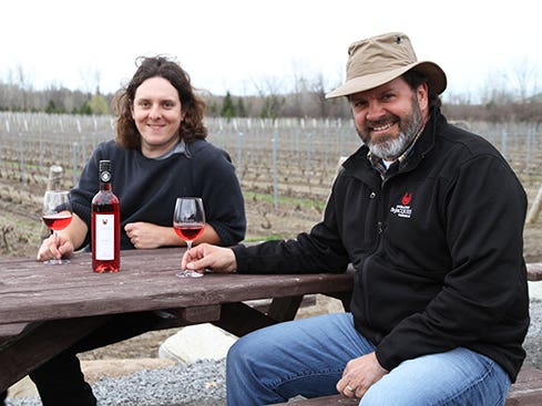 Yvan Quirion, producteur au Domaine St-Jacques, et l’œnologue du Domaine, Simon Gauthier.