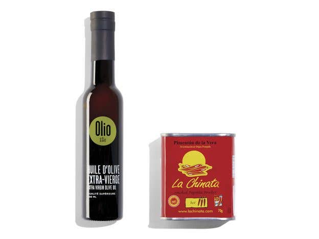 Bouteille d'huile d'olive et contenant de paprika fumé