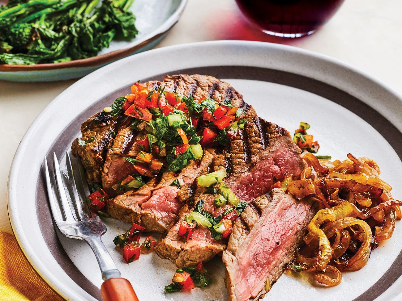 Filet de bœuf grillé et sauce chilienne pebre