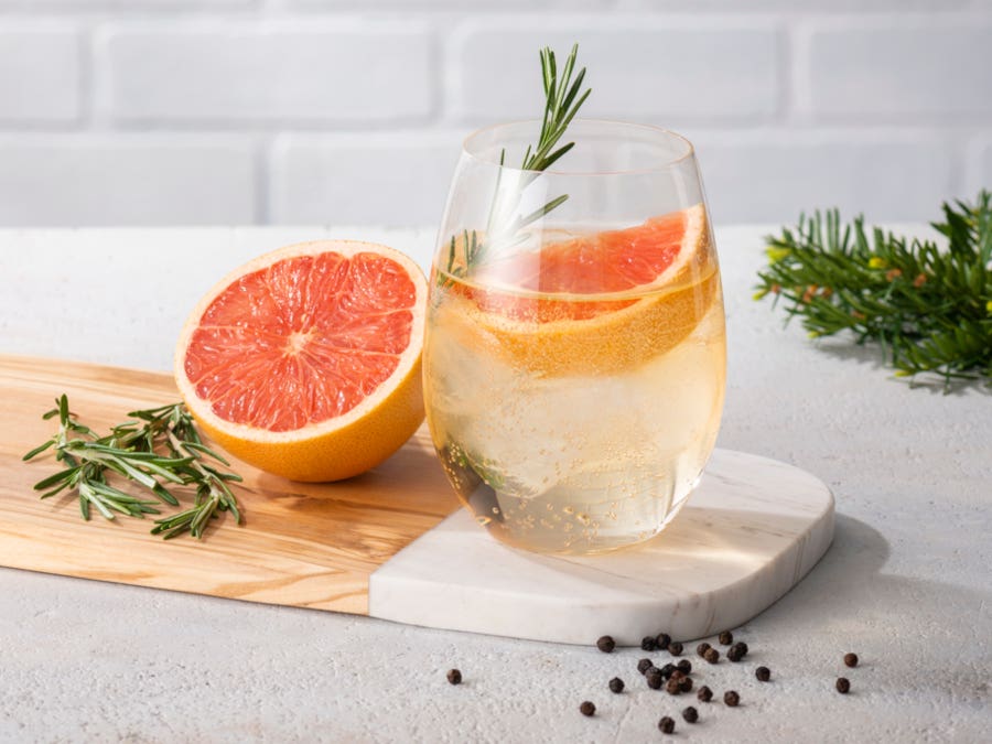 Verre à cocktail avec gin tonic au gin ungava et pamplemousse