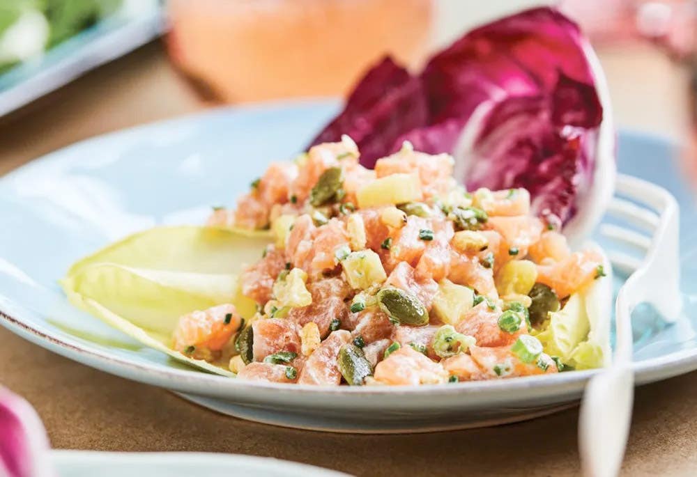 Tartare de saumon à l'ananas et au riz soufflé