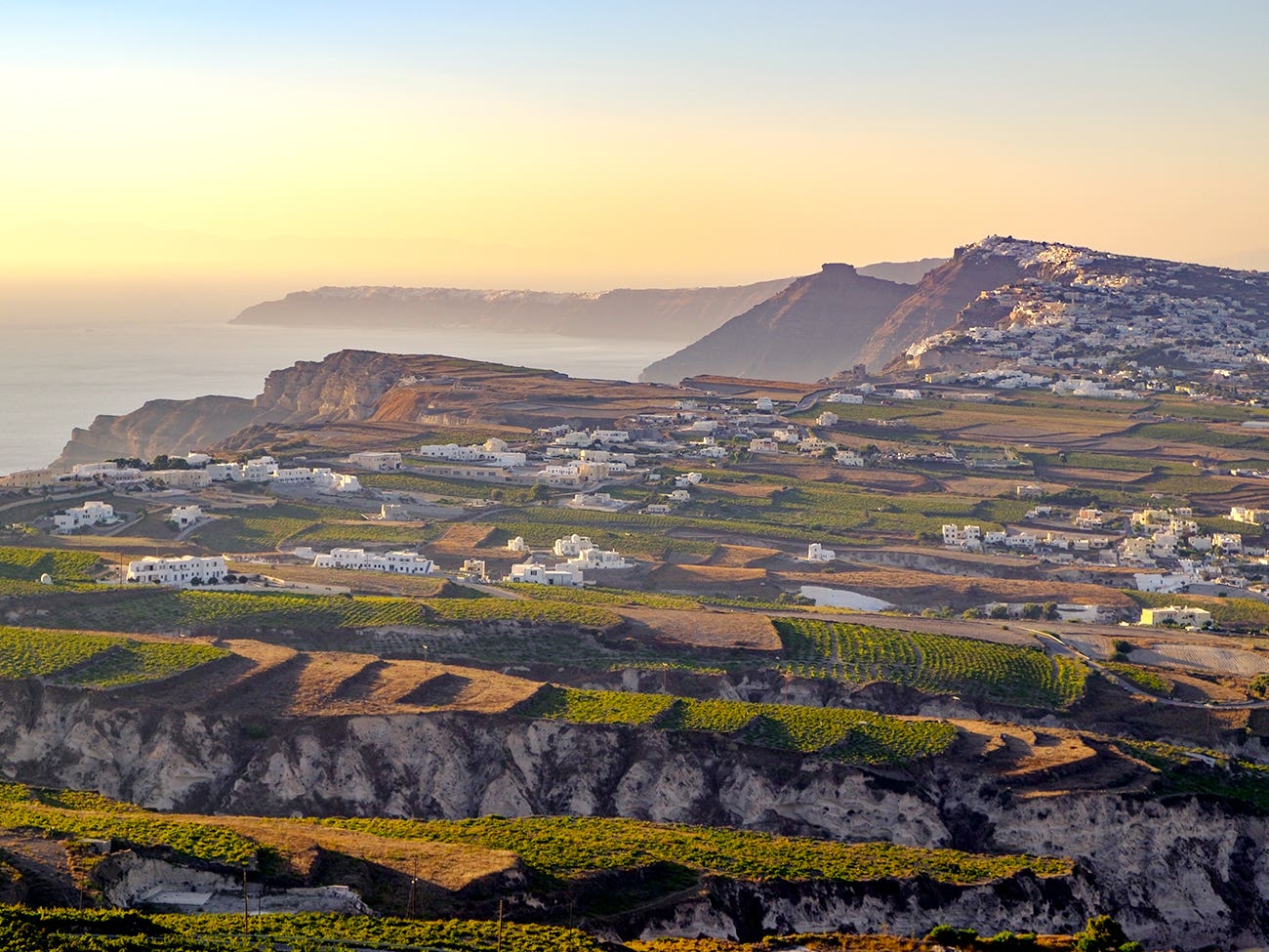 L’île volcanique de Santorin où l’assyrtiko est roi. L’île volcanique de Santorin où l’assyrtiko est roi.