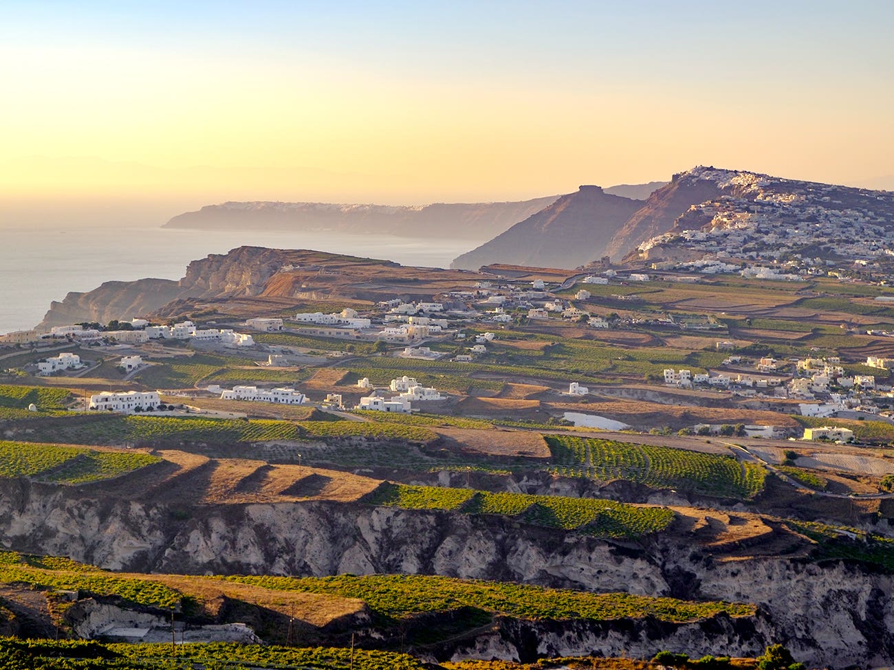 L’île volcanique de Santorin où l’assyrtiko est roi.