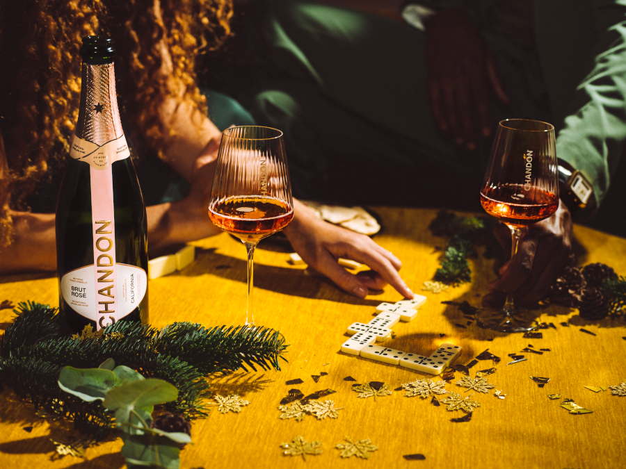 Chandon rosé bulles personnes jouant aux dominos et buvant du Chandon rosé