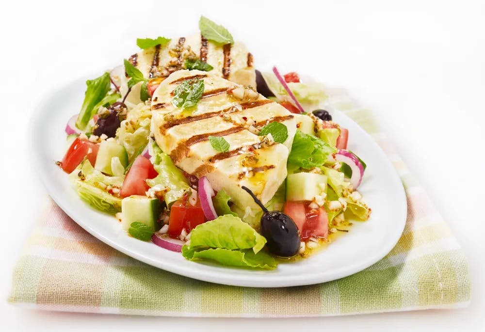 Fromage halloumi grillé sur salade mixte