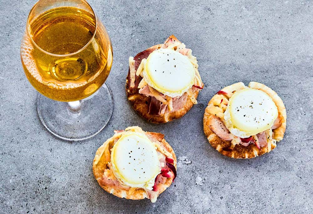Mini croque-monsieur with apple and goat cheese