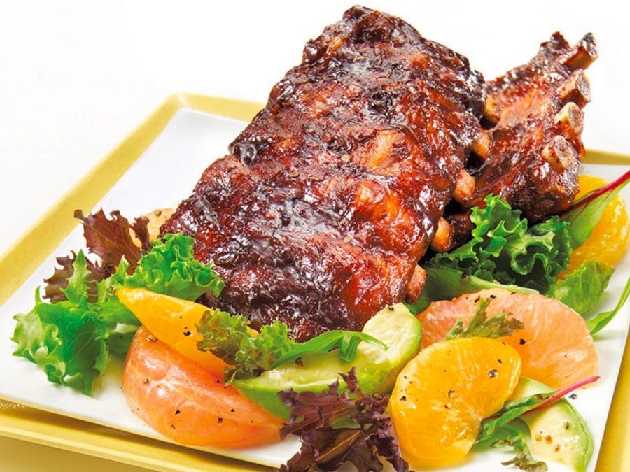 Spareribs, homemade barbecue sauce and californian salad