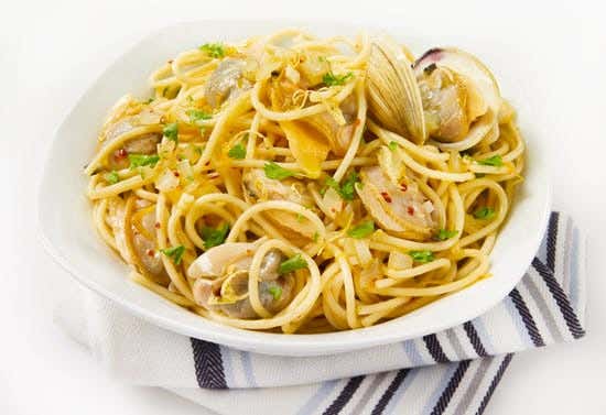 Spaghetti with clams and lemon