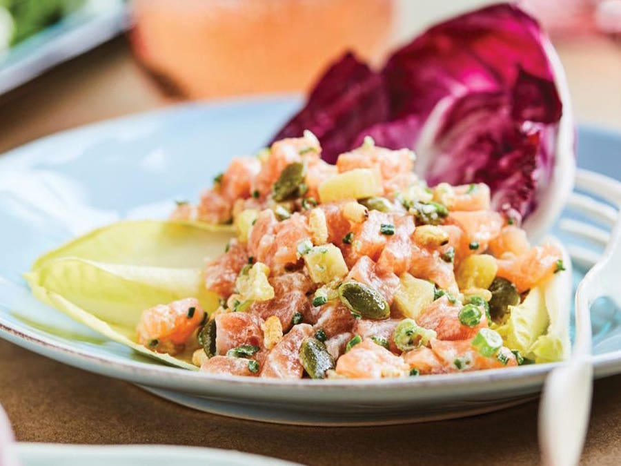 Salmon tartare with pineapple and puffed rice