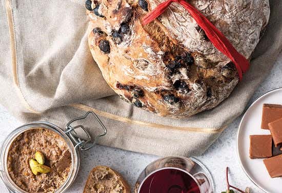 Pain aux raisins et au rhum avec rillette et vin rouge