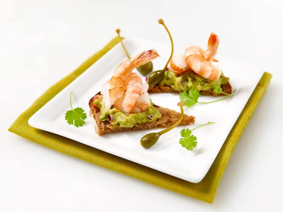 Canapés aux avocats et aux crevettes 