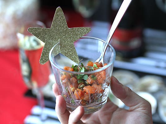 Entrée de tartare de saumon dans un verre