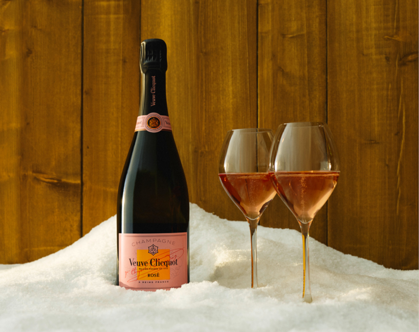 Bouteille de champagne veuve clicquot rosé et deux verres